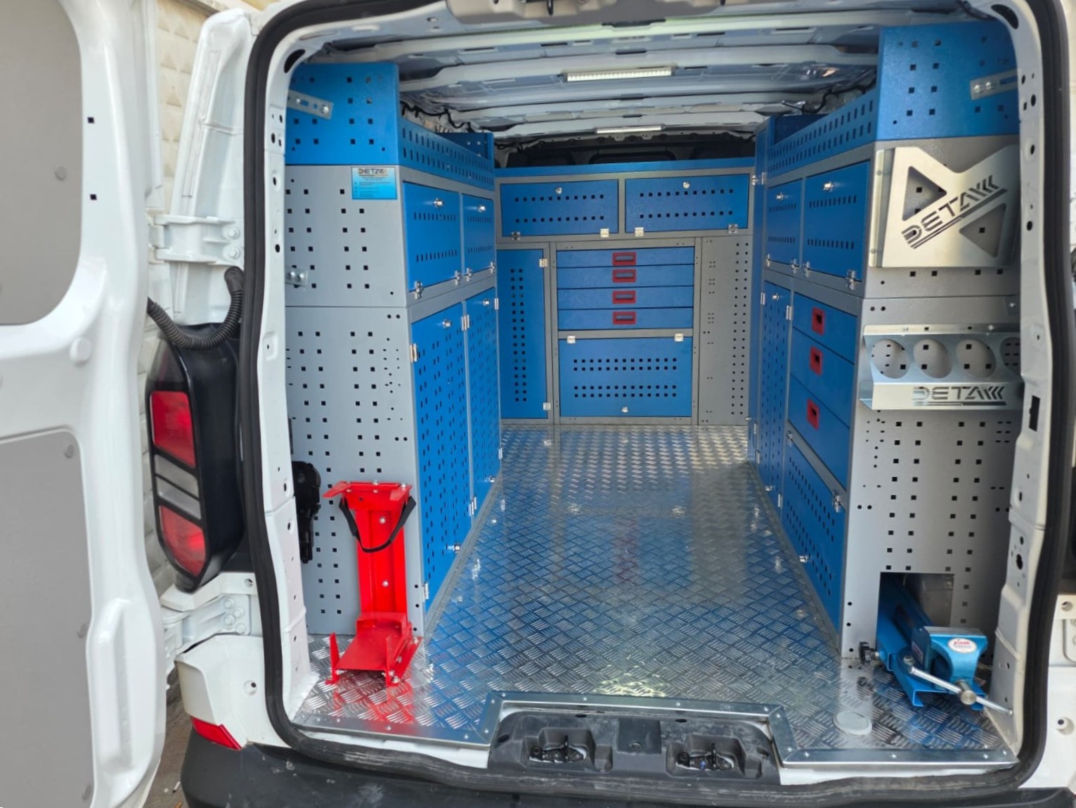 FORD CUSTOM ARAÇ İÇİ DONANIM (ZONGULDAK İL EMNİYET MÜDÜRLÜĞÜ)