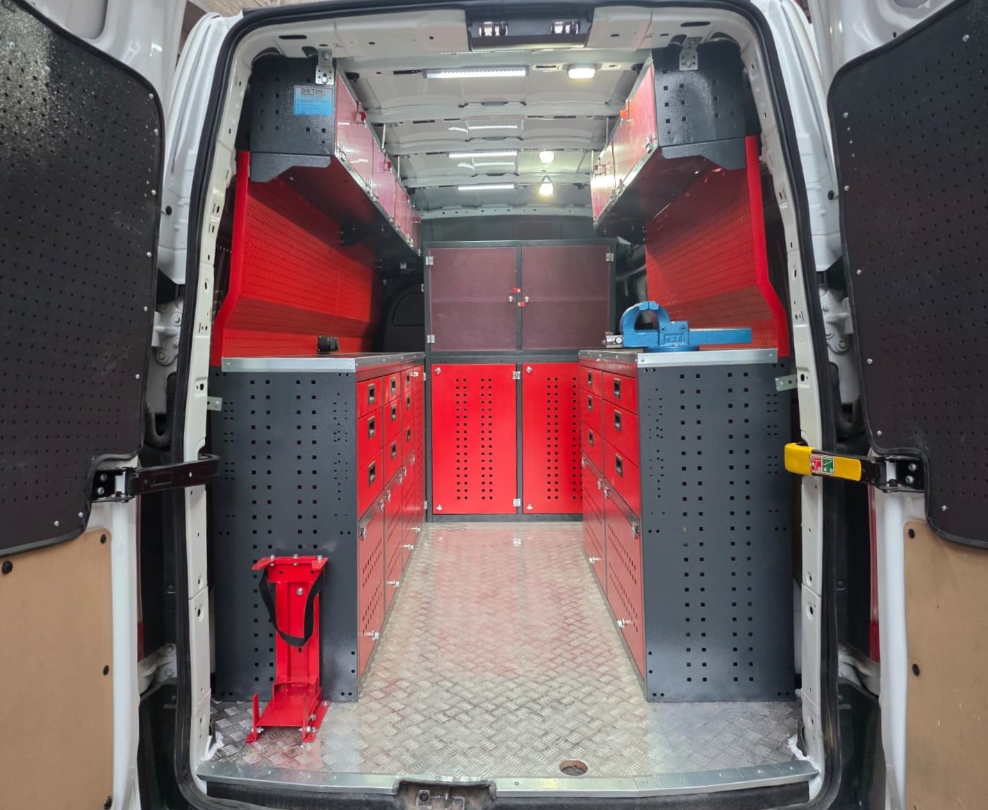 FORD CUSTOM MOBİL SERVİS ARACI